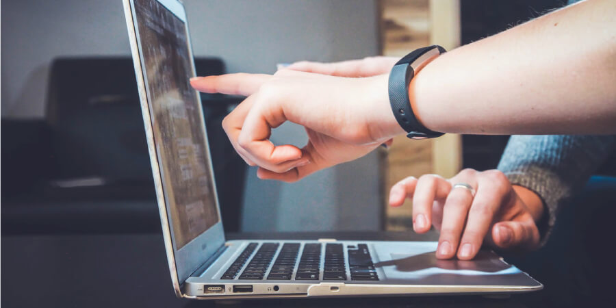 finger-pointing-on-screen